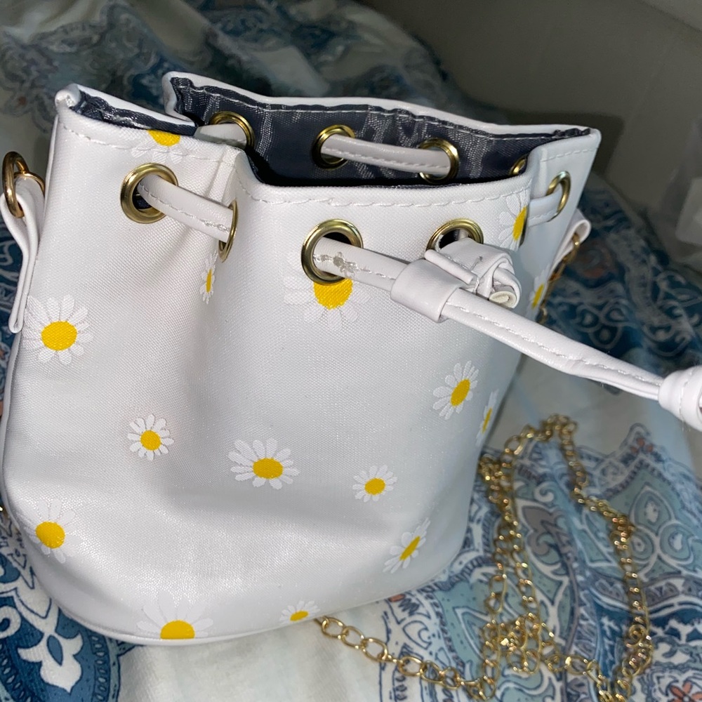 A small flower shoulder bag !